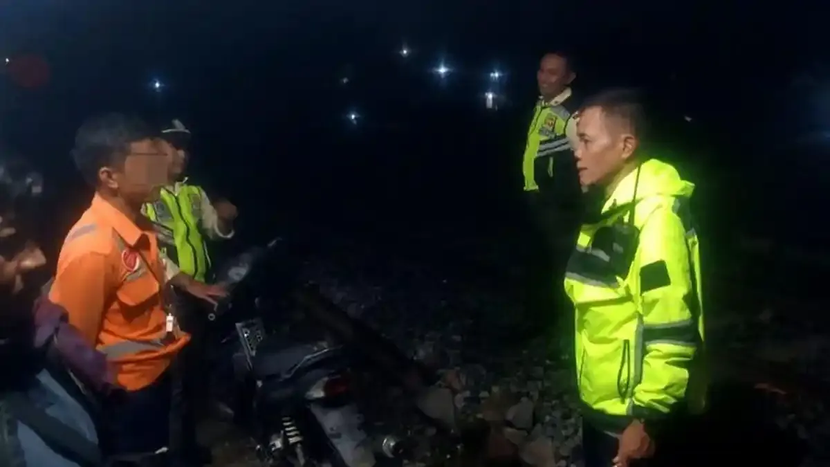Aksi Keji Pengeroyokan Penjaga Perlintasan KA di Garut: KAI Daop 2 Bandung Sesalkan Pengeroyokan Terhadap Petugas Penjaga Perlintasan Sebidang di Leuwigoong Garut [titlebase]