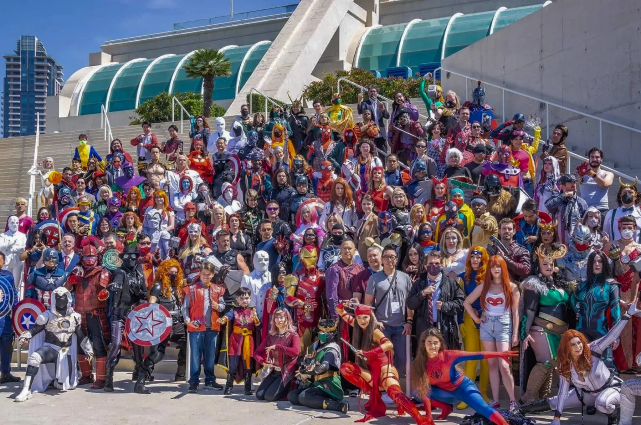 Aksi Menyamar Ryan Reynolds dengan Kostum Deadpool Abu-abu di San Diego Comic-Con 2026