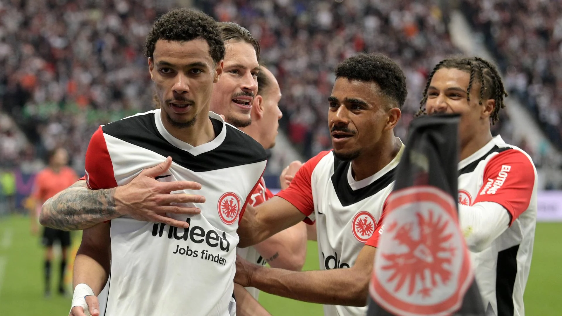 Bursa Transfer Memanas: Eintracht Frankfurt Lepas Bintang Muda, Klub Eropa Saling Sikut