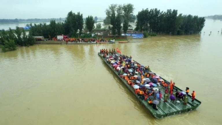 Canggihnya China Membangun Jembatan Terapung di Tengah Banjir, Selamatkan Ribuan Siswa Terjebak