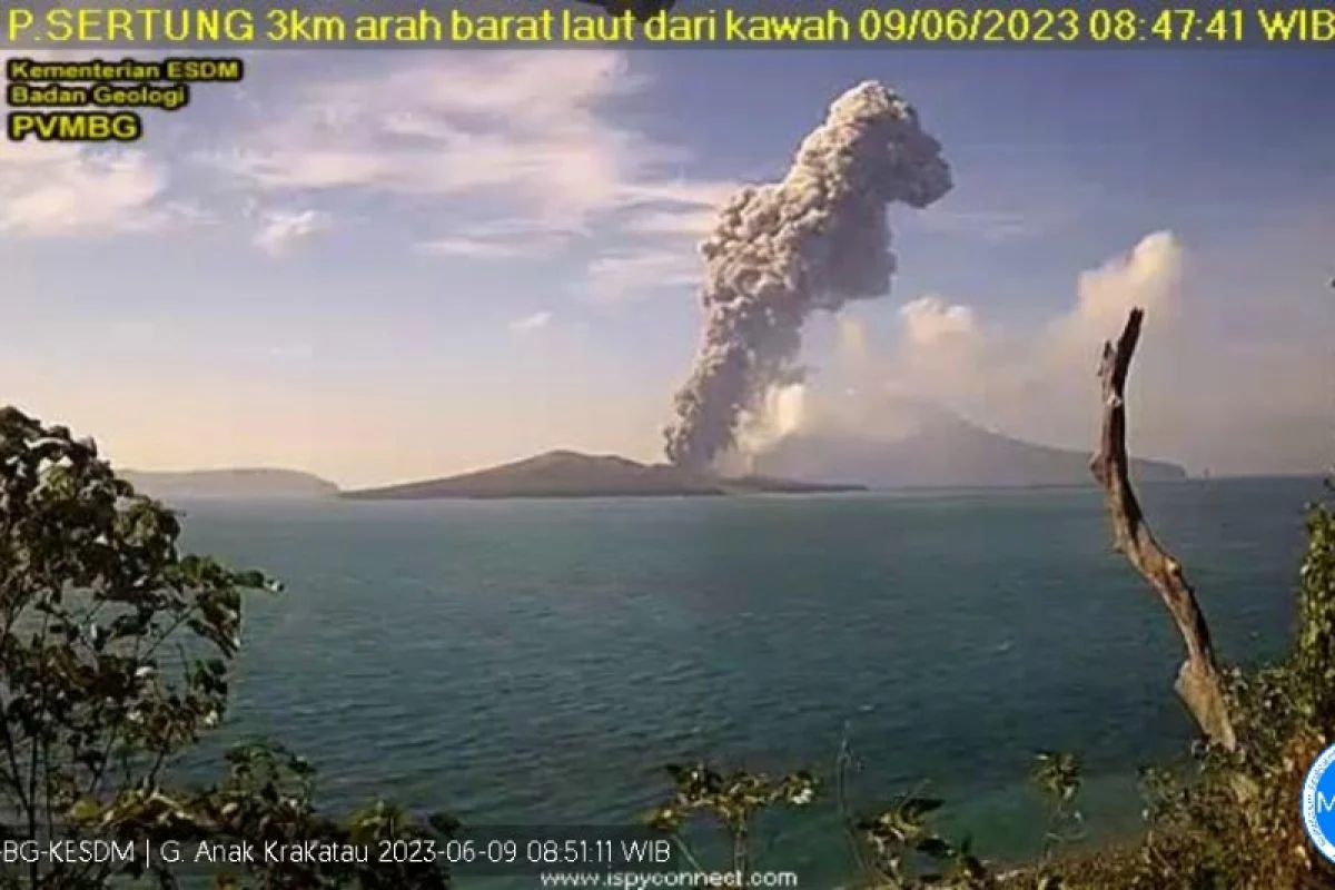 Cek Fakta: Betulkah Gunung Anak Krakatau Meletus Malam Ini? Simak Penjelasan Resmi PVMBG