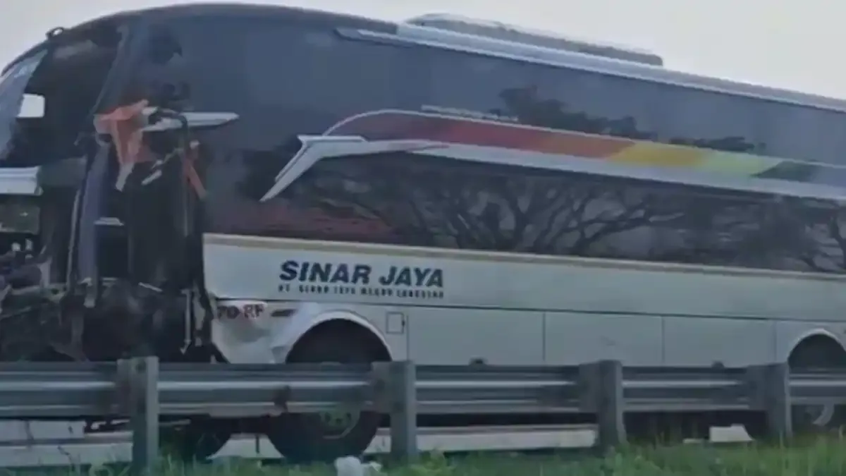 Detik-Detik Mencekam Bus Sinar Jaya Terguling di Brebes Usai Tabrak Truk