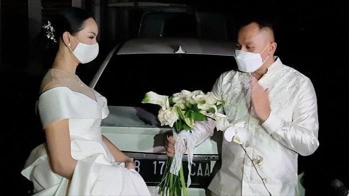 Drama Pernikahan Siri Vicky Prasetyo dan Fangfang: Antara Isu Penelantaran dan Persiapan Kelahiran