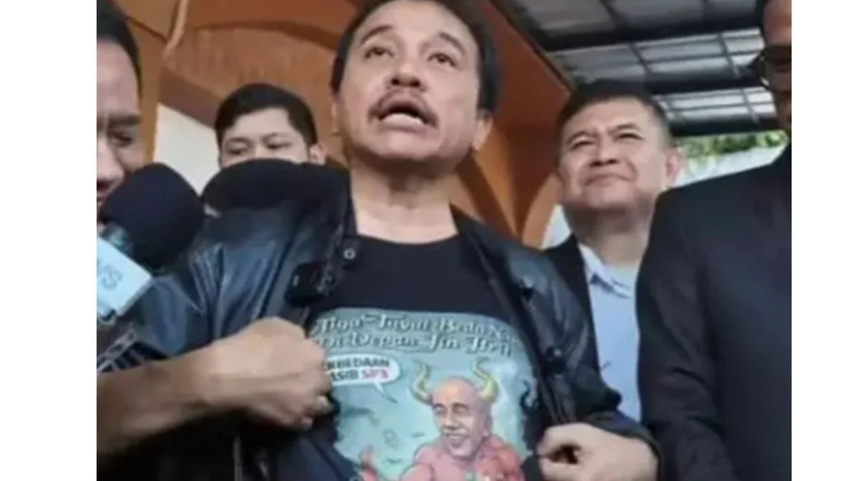 Heboh! Jalani sidang praperadilan, Roy Suryo sindir sosok tuyul lewat kaos nyentrik [titlebase]