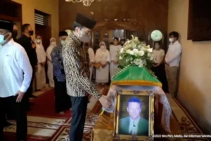 Jokowi Bertakziah ke Rumah Duka Rachmat Gobel, Sampaikan Belasungkawa Mendalam atas Kepergian Sang Tokoh Bangsa