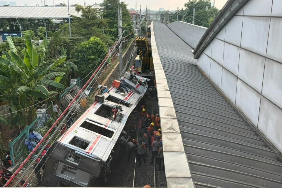 Keamanan KRL Kembali Dipertanyakan: Dari Pria Bergelantungan hingga Penumpang Terjepit