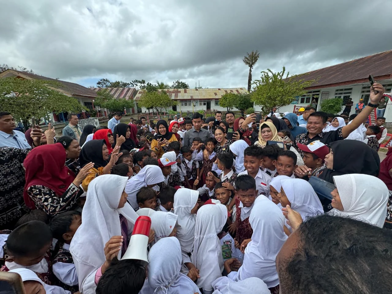 Komentar di Media Sosial Berbuah Manis, Guru SD 016 Serusa Terharu Dikunjungi Wapres Gibran