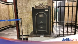 Misteri Brankas Raksasa di Sentul: Siapa Sosok Pria di Balik Foto Keluarga yang Disita Polisi?
