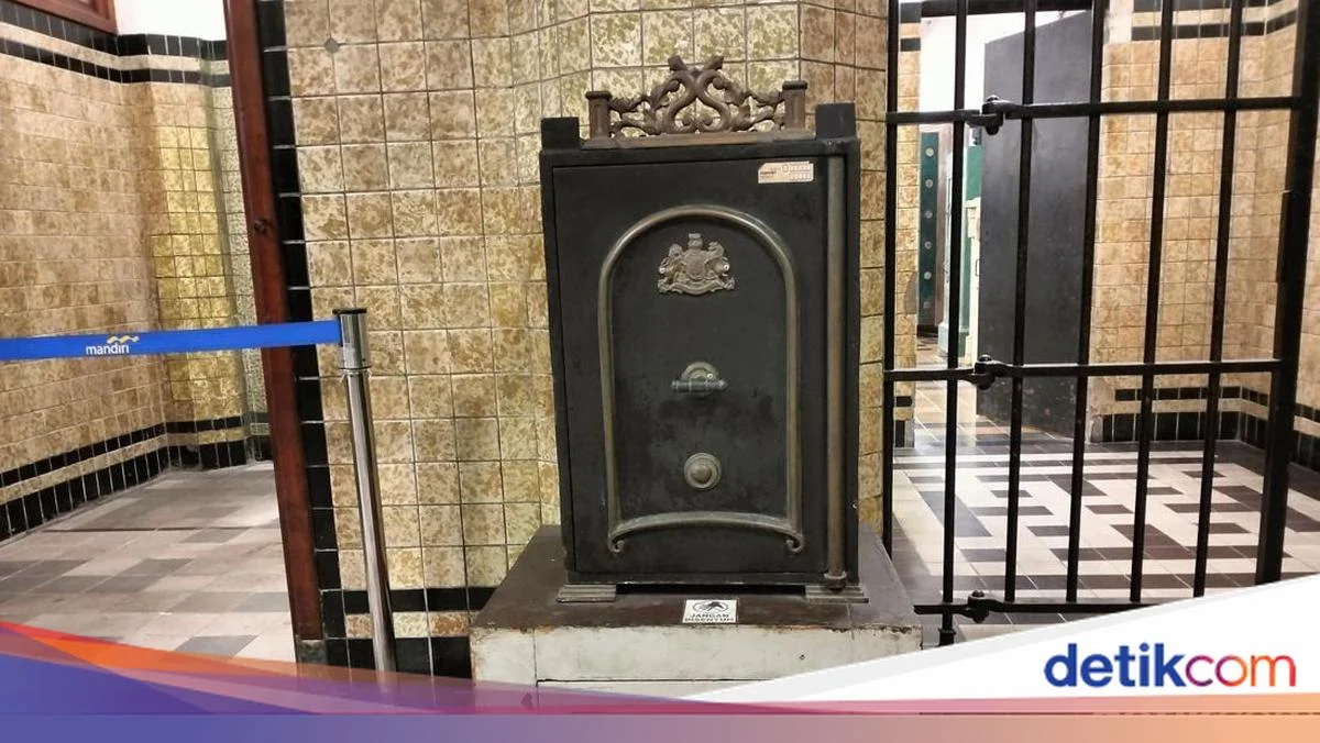 Misteri Brankas Raksasa di Sentul: Siapa Sosok Pria di Balik Foto Keluarga yang Disita Polisi?