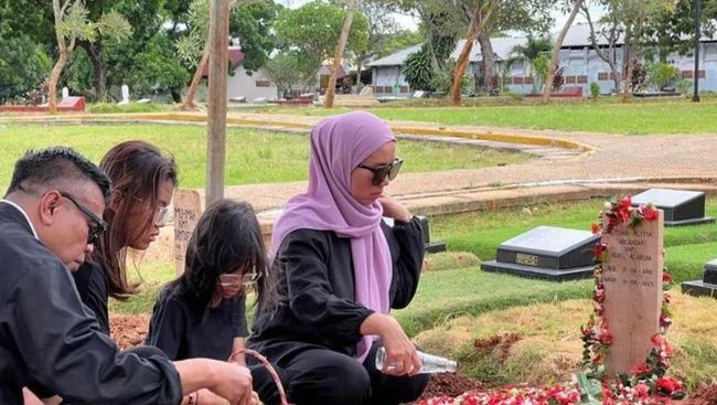 Momen Abdel Achrian Akhirnya Kunjungi Makam Temon, Diwarnai Tangis dan Kenangan Mendalam