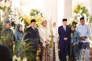 Momen Keakraban Prabowo-Jokowi Hadiri Akad Nikah Putra Boy Thohir, Duduk Bersebelahan