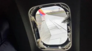 Ngeri! Jendela pesawat Ryanair pecah saat mengudara, penumpang nyaris tersedot keluar [titlebase]