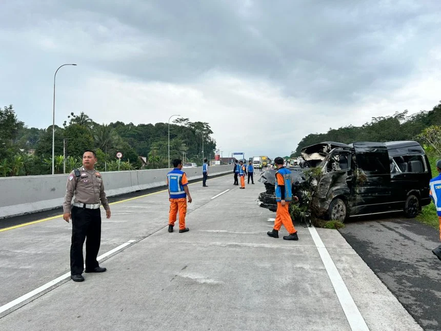 Niat Liburan Berujung Duka: Identitas Sekeluarga Korban Kecelakaan Hiace Tabrak Tronton di Tol Lawang, Hendak Berlibur di Malang