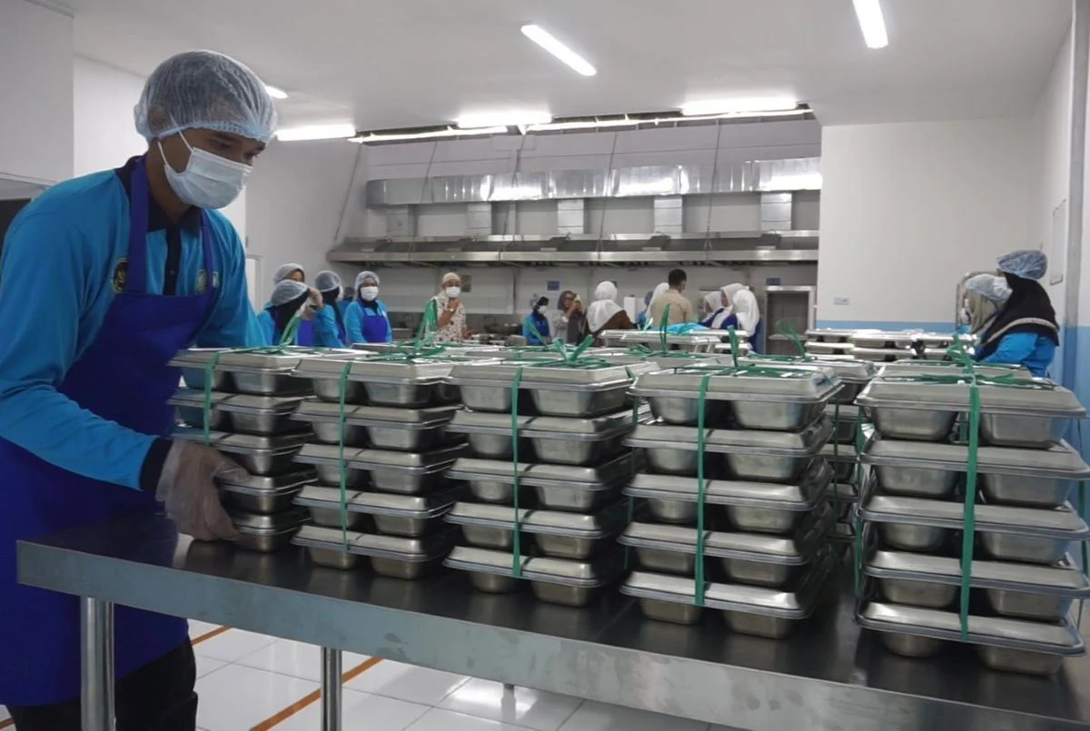Polemik Penutupan 833 Dapur MBG: BGN Temukan Aturan Bermasalah di Balik Polemik Menu Lele Marinasi di Program MBG [titlebase]