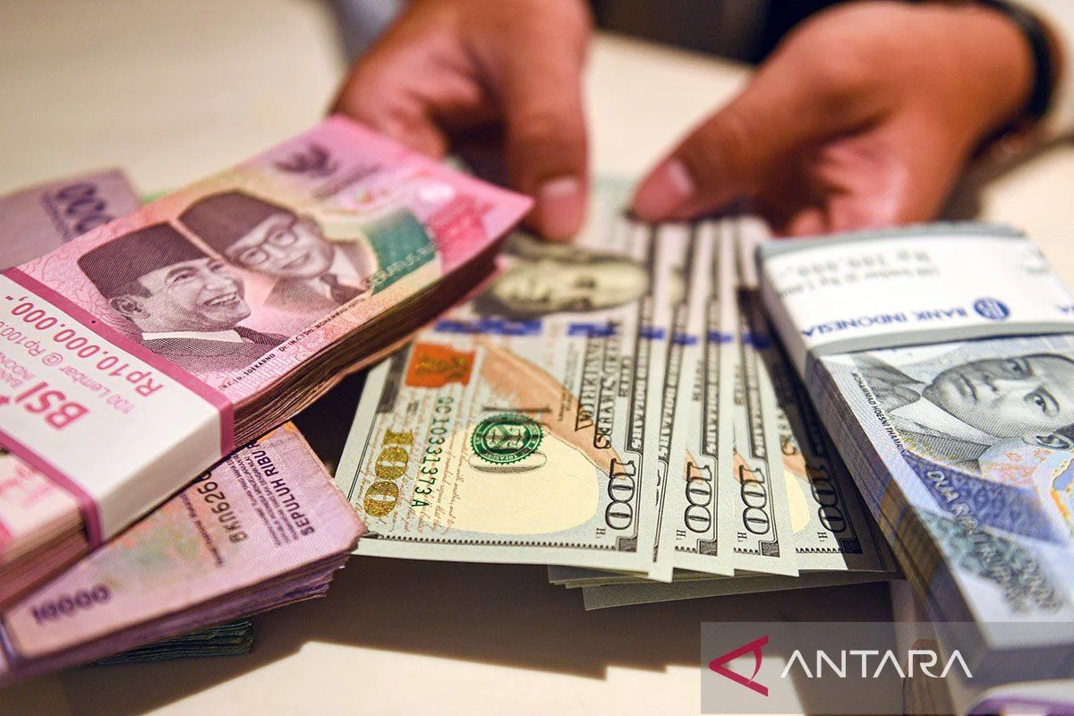 Rupiah Tertekan, Proyeksi Rupiah Jumat (17/7): Pasar Cermati Arah Kebijakan The Fed