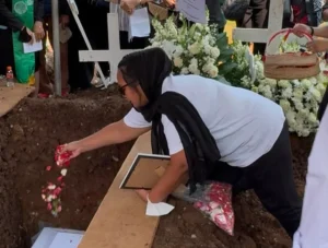 Tangis Istri Temon Iringi Pemakaman Sang Suami: Selamat Jalan Sayang