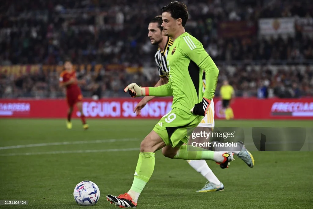 Tepis Rumor ke Juventus, Mile Svilar Tegaskan Kesetiaan pada AS Roma Usai Laga Cannes vs Roma