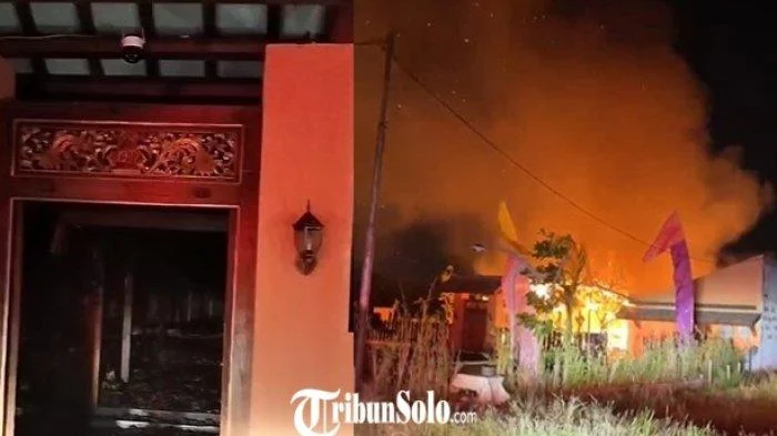 Aksi Berbahaya di Karanganyar: Detik-detik 2 Bocah Bakar Semak Dekat Tol Klodran Karanganyar: Satu Nyalakan Api, Lainnya Mengawasi [titlebase]