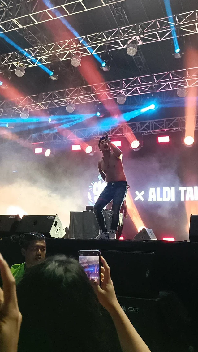 Aksi Nekat Aldi Taher Peluk Vokalis JET di Panggung The Sounds Project