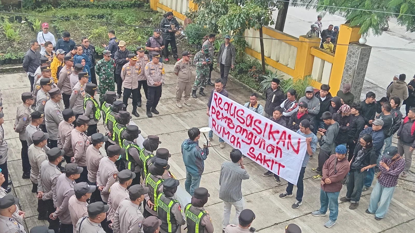 Aksi Protes Warga Calne: Perjuangan Mempertahankan Layanan Kantor Pos yang Terancam Tutup