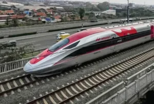 Beban Utang Kereta Cepat: Polemik Pengalihan Saham Whoosh ke Kementerian Keuangan