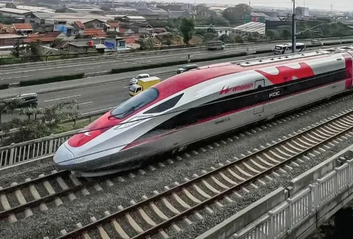 Beban Utang Kereta Cepat: Polemik Pengalihan Saham Whoosh ke Kementerian Keuangan