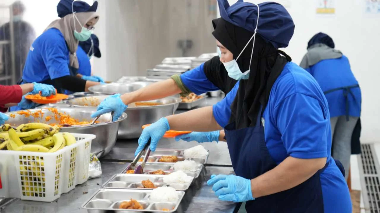 Bersih-bersih Dapur Makan Bergizi Gratis: Kepala Dapur Nakal Terancam Sanksi Pemecatan