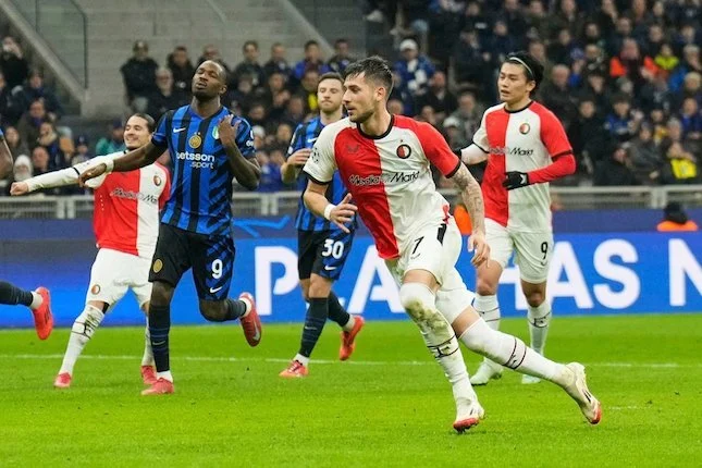 Feyenoord di Persimpangan Jalan: Antara Ambisi Liga Champions dan Krisis Internal