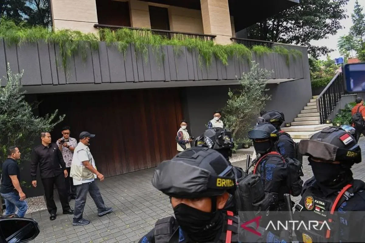 Geledah Rumah Rahasia, KPK Sita Dua Koper Bukti Kasus Bupati Sukoharjo