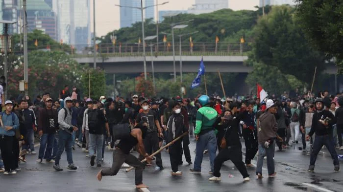 Ketegangan di Jakarta Pusat: Polisi Tangkap Tiga Orang Terkait Bentrok, Polsektro Menteng Digeruduk Massa