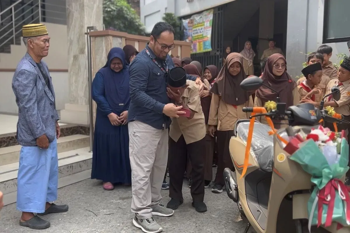 Kisah Abdullah, Guru Honorer Bergaji Rp275 Ribu yang Menangis Haru Dihadiahi Motor oleh Ivan Gunawan