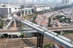 Konektivitas Ibu Kota Menguat: Girder Terakhir LRT Jakarta Fase 1B di Atas DDT Manggarai Tersambung