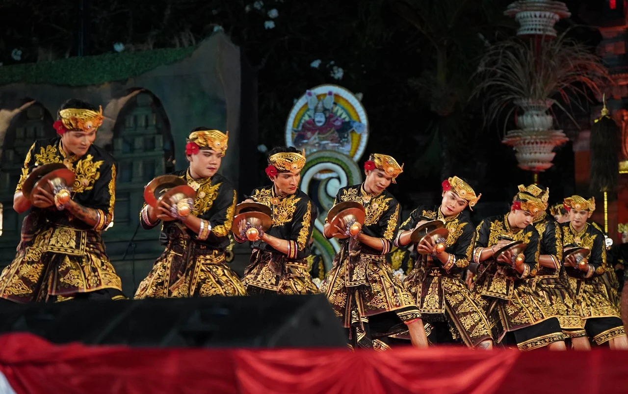 Membaca Makna di Balik Kedalaman: Lautan Cinta dalam Seni, Perjuangan, dan Edukasi