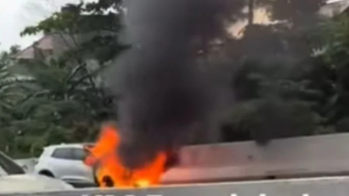 Nahas, Mobil Terbakar di Tol Japek Halim Arah Bekasi, Lalin Macet Akibat Insiden Beruntun