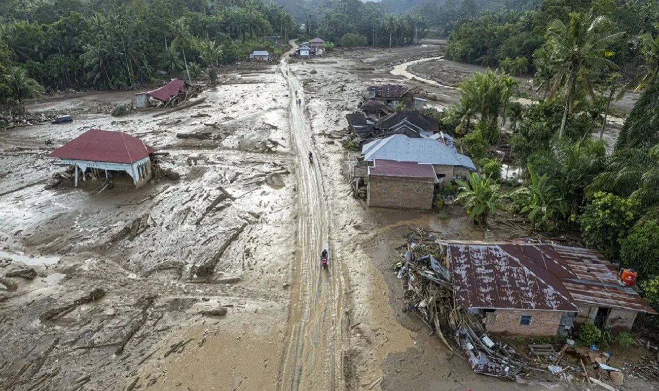 Paradoks Iklim Indonesia: Saat Api Mengamuk di Jawa, Banjir Justru Menerjang Sumatra