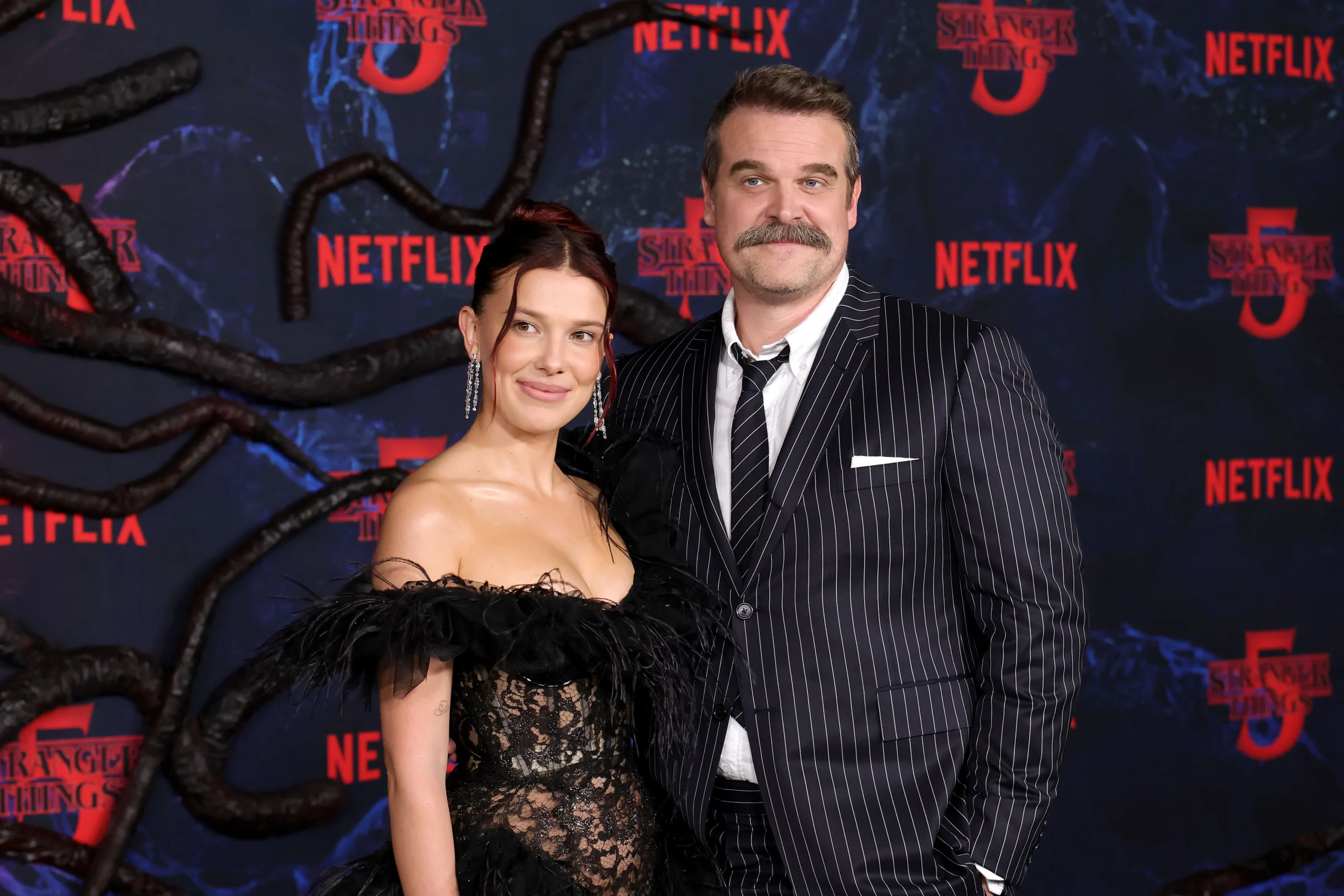 Reuni Emosional David Harbour dan Millie Bobby Brown Pasca Stranger Things: Chemistry yang Tak Tergantikan