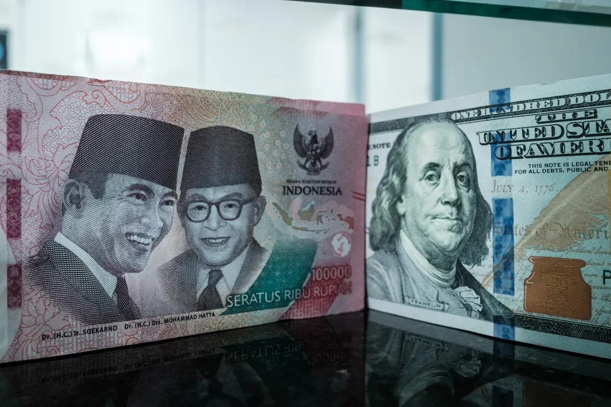 Rupiah Tertekan Awal Pekan: Geopolitik dan Kebijakan The Fed Jadi Momok Utama