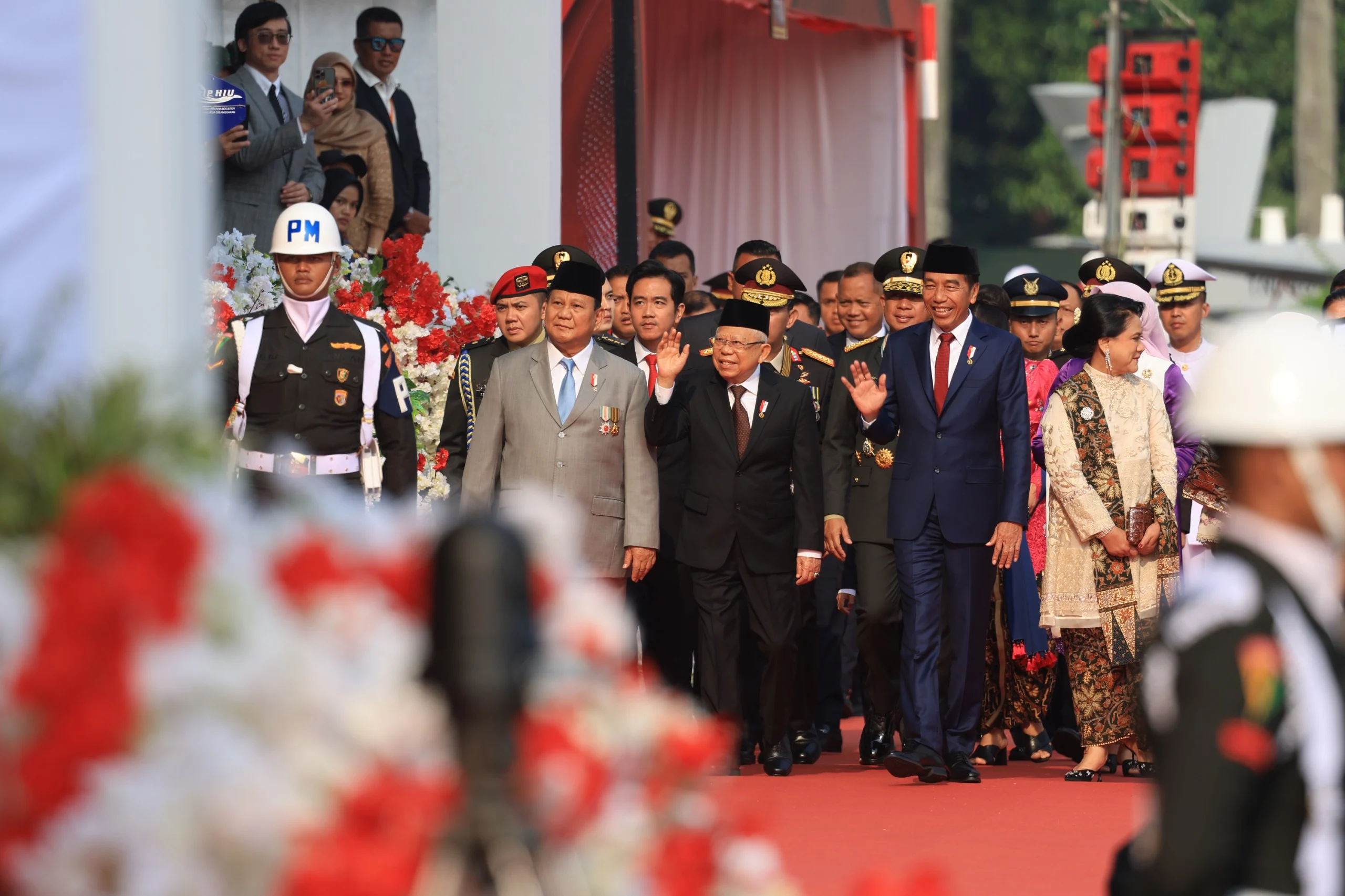 Sinyal Stabilitas di Balik Momen Prabowo Diapit Jokowi dan Gibran Saat HUT RI