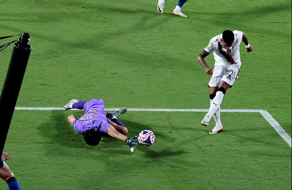 Sisi Emosional Yassine Bounou di Balik Ketatnya Persaingan Kiper Al Hilal
