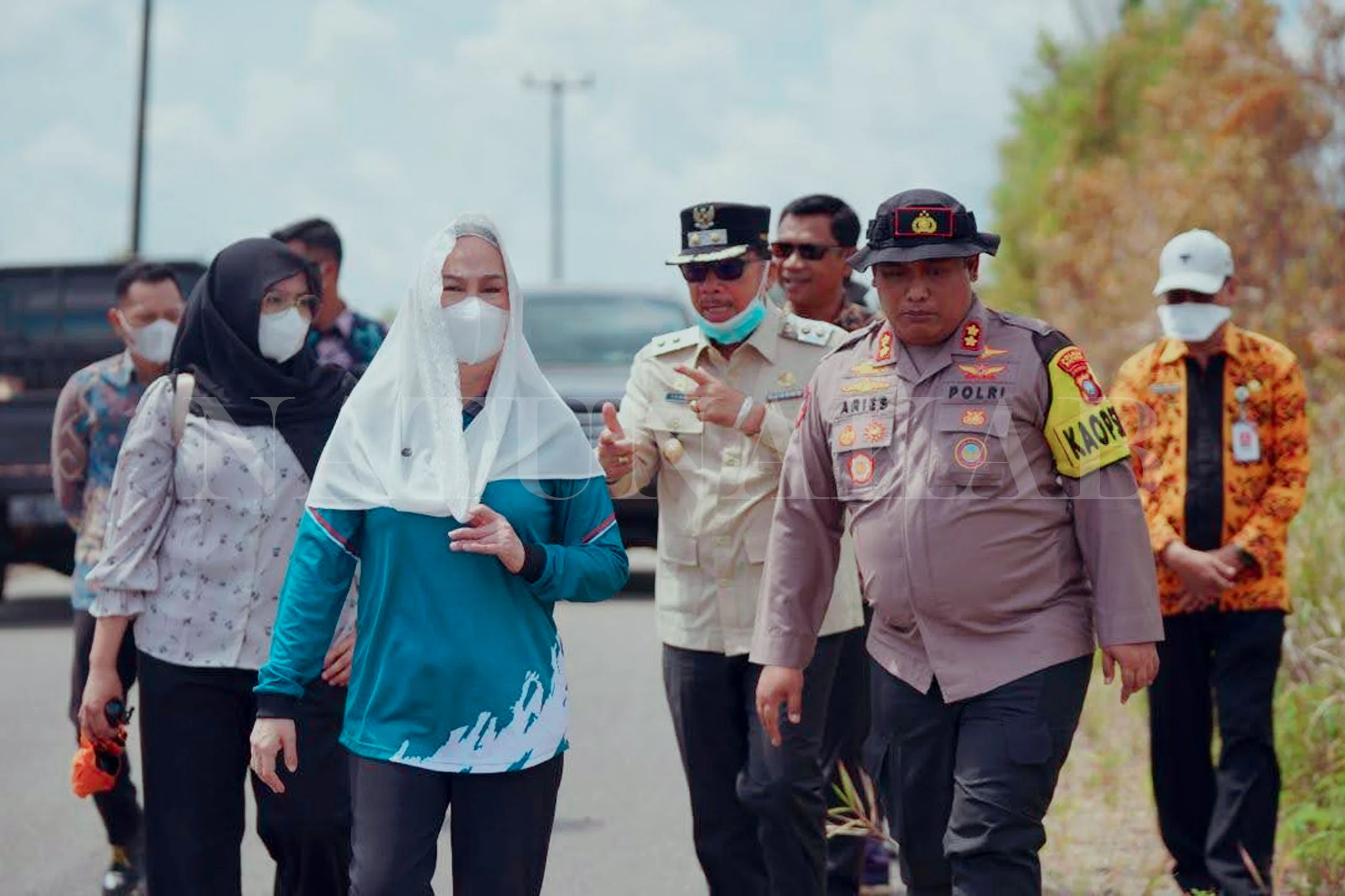 Tinjau Karhutla Riau, Momen Prabowo Berjalan di Tengah Kabut Asap Tanpa Masker Saat Tinjau Karhutla di Kubu Raya Menjadi Sorotan