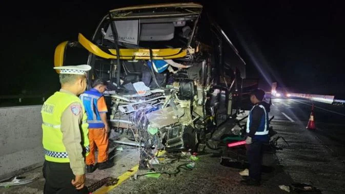Tragedi Berdarah Tol Batang: Ambulans Jenazah Hantam Truk, Tiga Nyawa Melayang