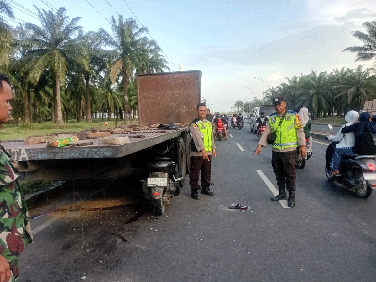 Tragedi Jalan Raya: Bocah 7 Tahun Tewas Seusai Motor yang Ditumpangi Tabrak Truk di Benowo Surabaya