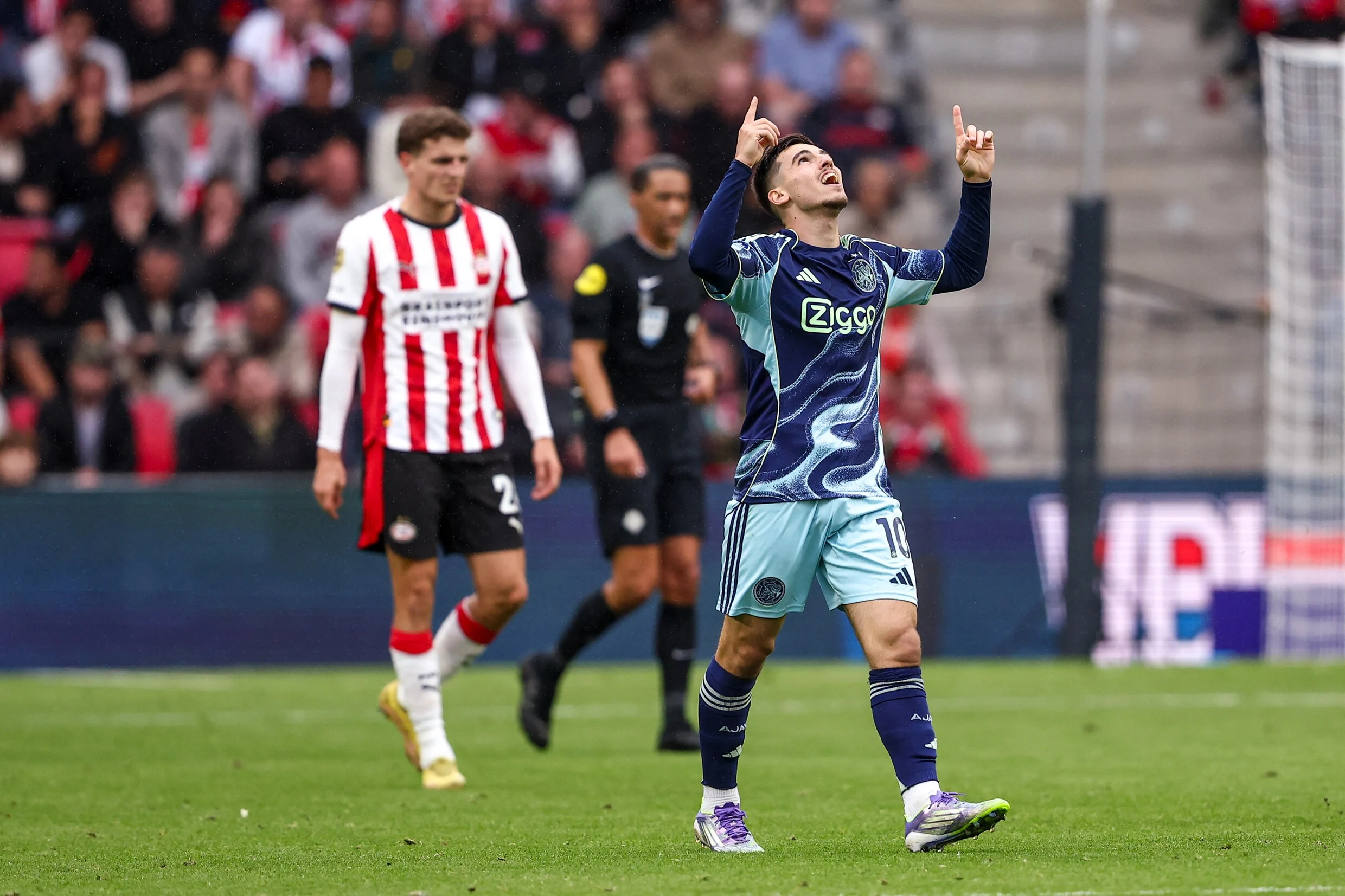 Badai Kritik Hantam Oscar Gloukh Usai Penampilan Mengecewakan di Laga Panas Ajax vs PSV