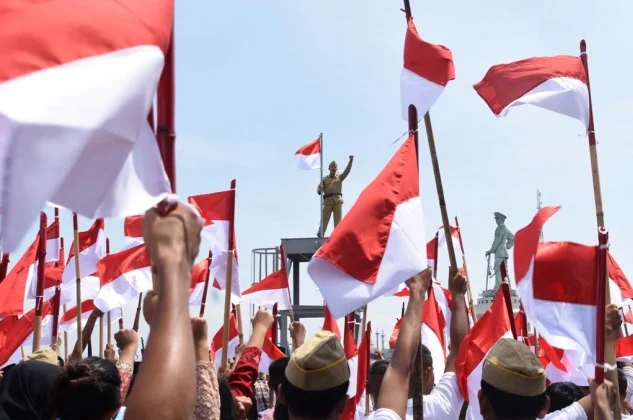 Demokrasi AS Terancam: Saat Gedung Putih Membungkam Pers dan Kebijakan Ekonomi Digugat
