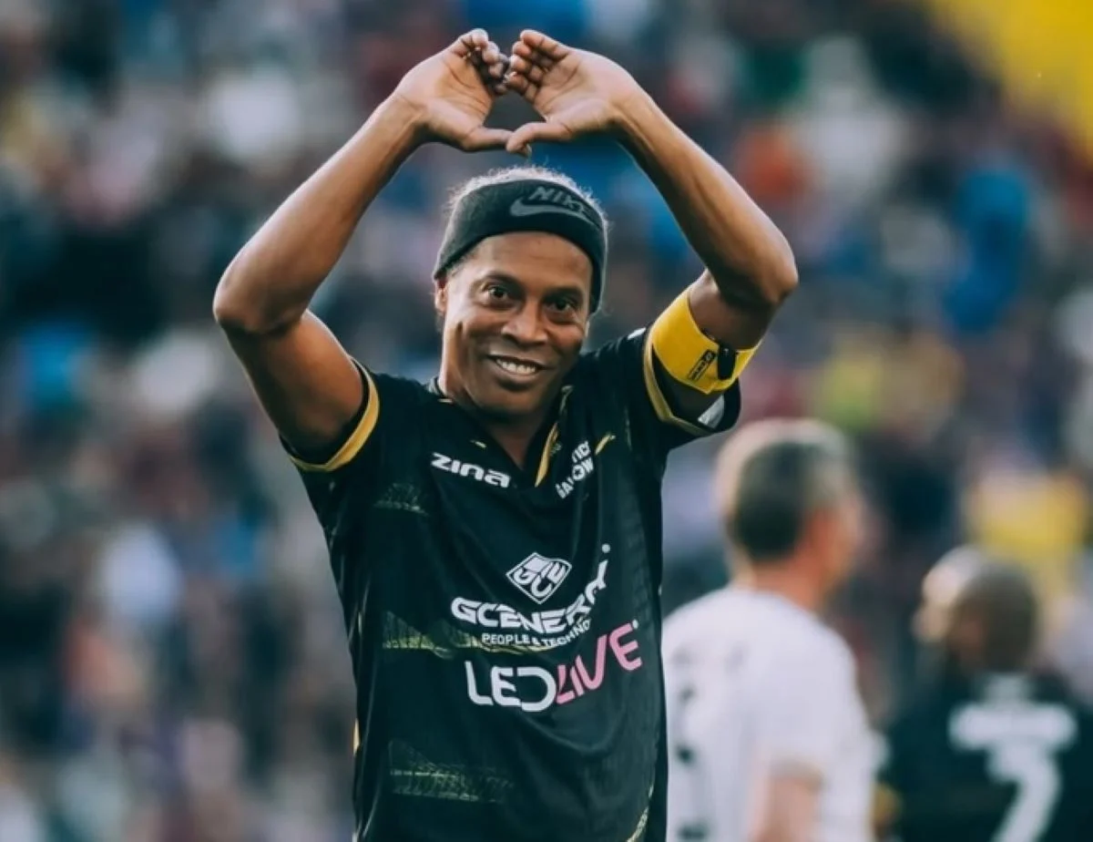 Kejutan Sepak Bola Italia: Ronaldinho Kembali dari Pensiun, Gabung Klub Serie C Ravenna FC di Italia