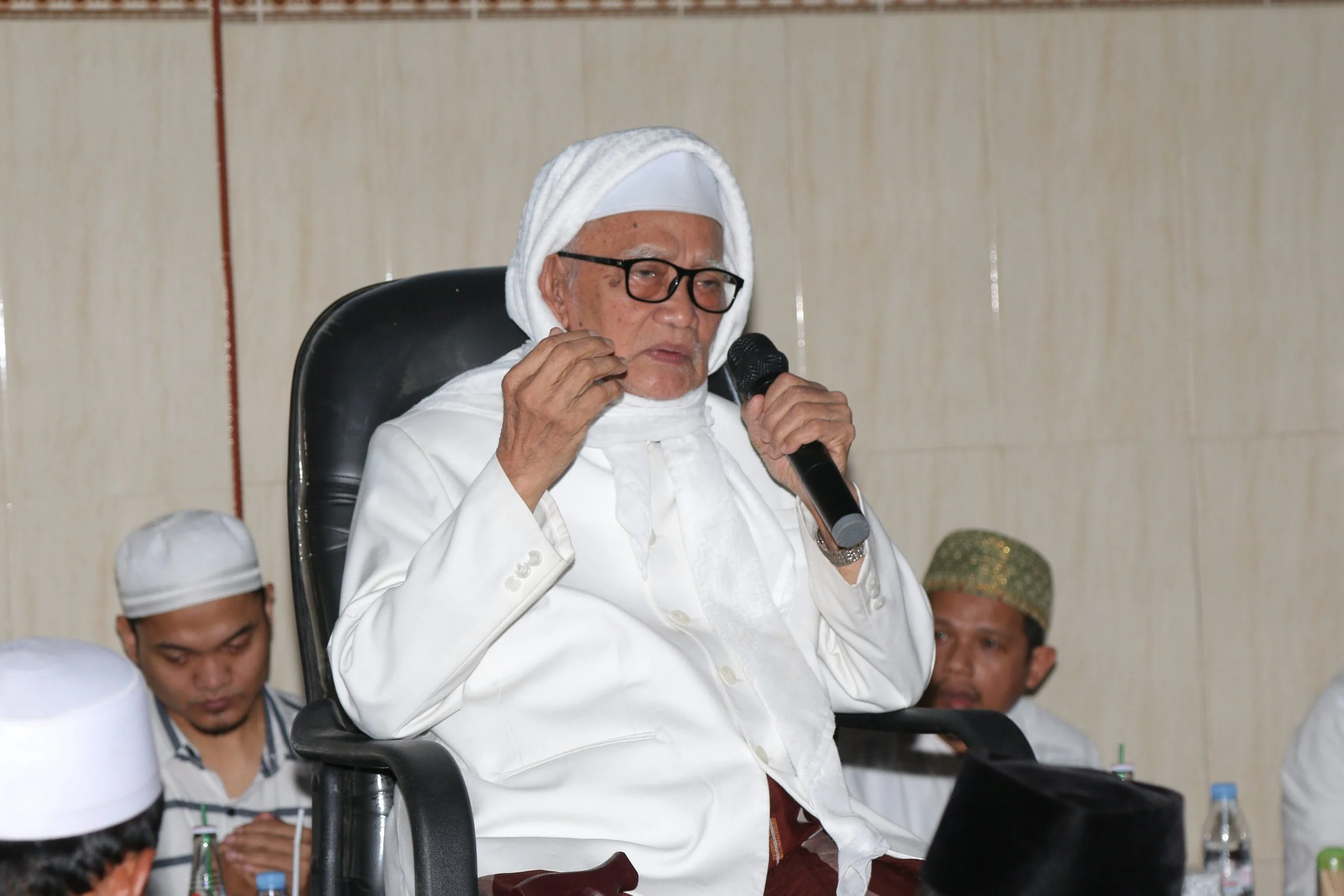 KH Anwar Manshur Terpilih Tim AHWA: Profil Ulama Kharismatik Pengemban Amanah Umat