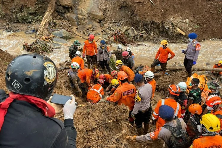 Kisah Toleransi di Tengah Bencana: Curhat Guru Korban Gempa NTT: Saya Lari 100 Meter Tak Sadar Sudah Luka-luka [titlebase]
