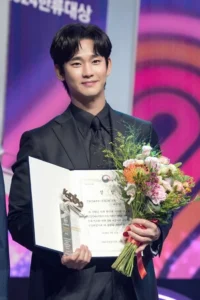 Kontroversi Kim Soo Hyun di Panggung Penghargaan: Saat Skandal dan Representasi Musik Menjadi Sorotan Global