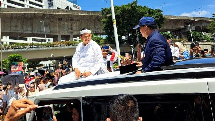 Momen Prabowo Salfok dengan Outfit Dedi Mulyadi yang Serba Putih: Kalau Tali Sepatu Warnanya Apa?