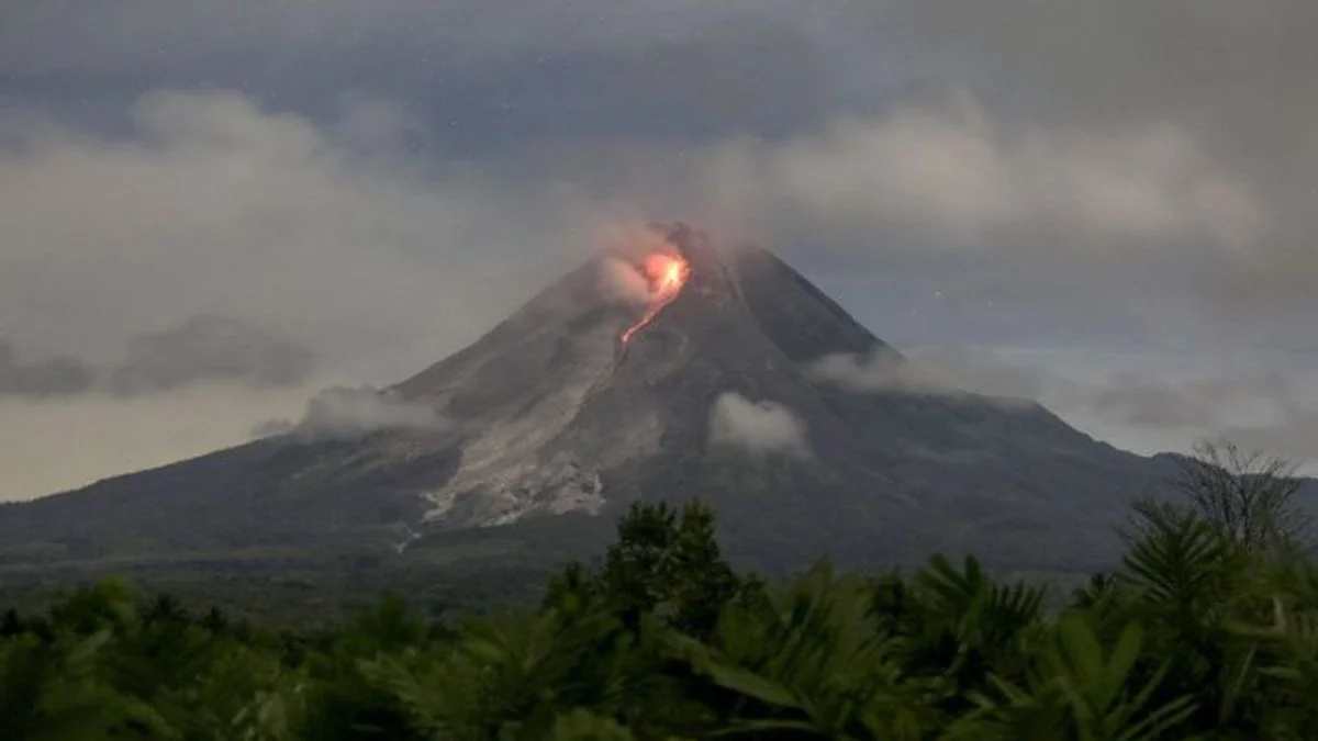 Aktivitas Vulkanik Meningkat: Status Siaga Gunung Merapi: 69 Kali Lava Pijar dan 12 Gempa Tektonik dalam Sepekan [titlebase]